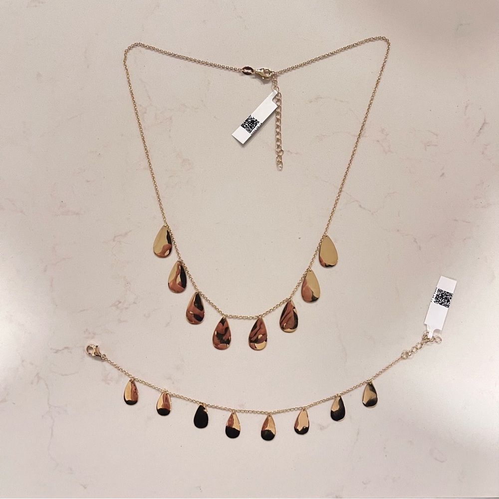 NWT Gold Teardrop Necklace and Bracelet Set